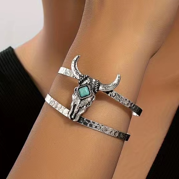 🌵Western Cow Cattle Head Turquoise Decor Cuff Bracelet - Picture 4 of 7
